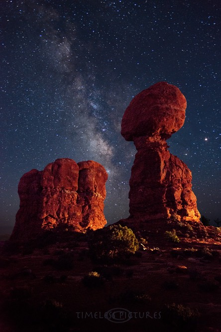 Balanced-Rock-by-night